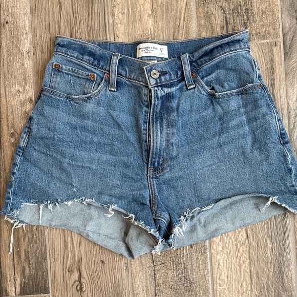 Abercrombie 4 in Mom Short High Rise - Picture 3 of 5
